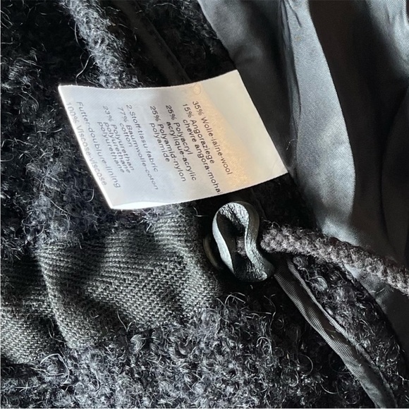 AKRIS Punto 3/4 sleeves blazer w/patent leather
accents. black. Size 6 US - Picture 13 of 16